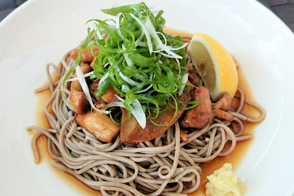 葱たっぷり！あわび茸と鶏の竜王まるごと冷やしかけ蕎麦